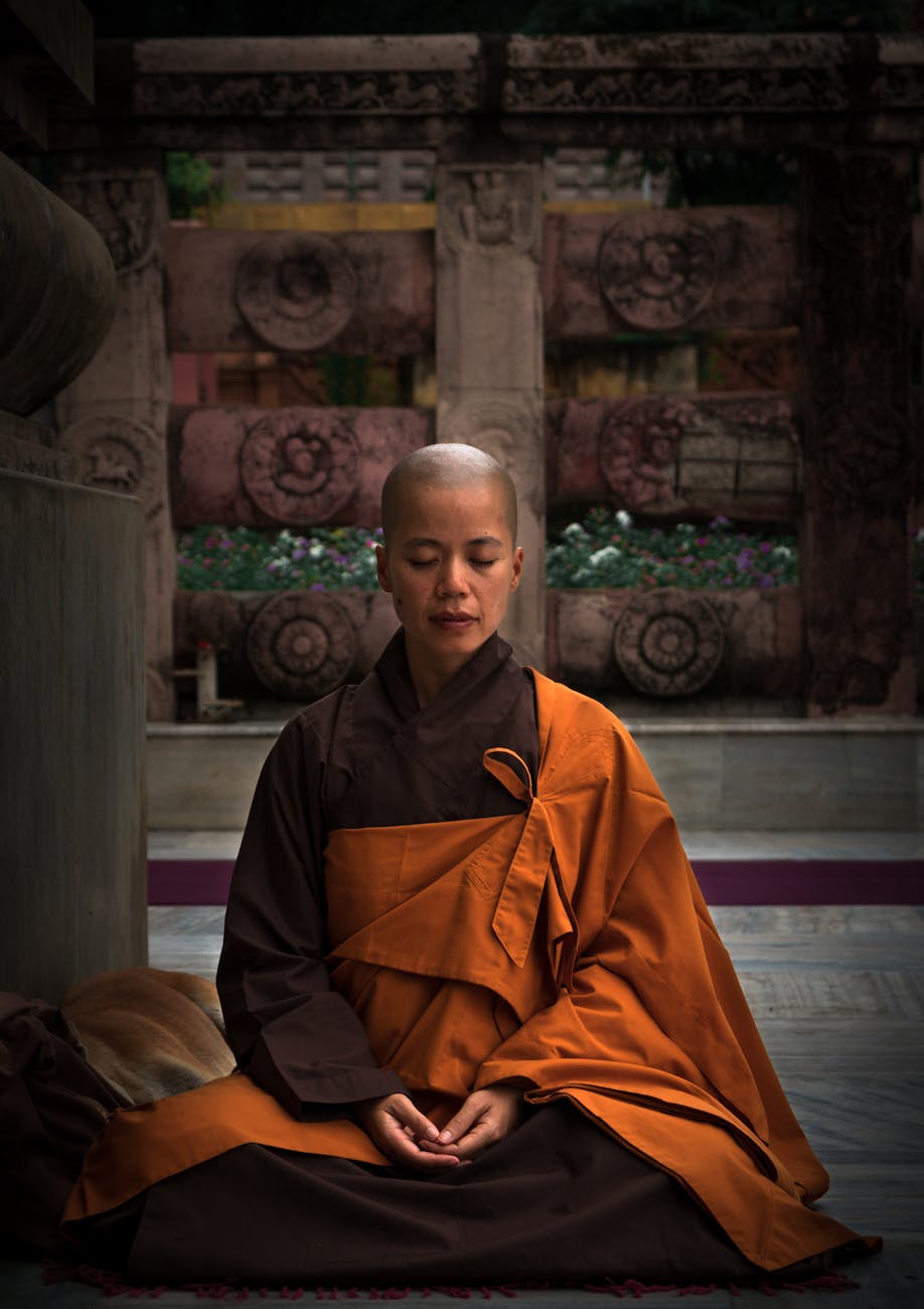 Numerologia Personalidad 7 selective focus photography of monk during meditation
Photo by Prince Kumar on Pexels.com