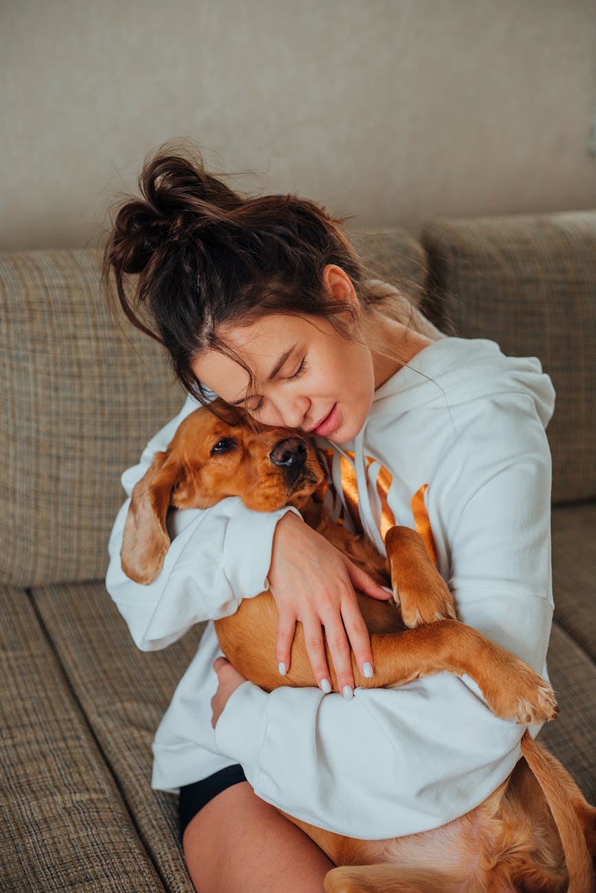 Numerología Personalidad 9
tender woman hugging obedient dog at home